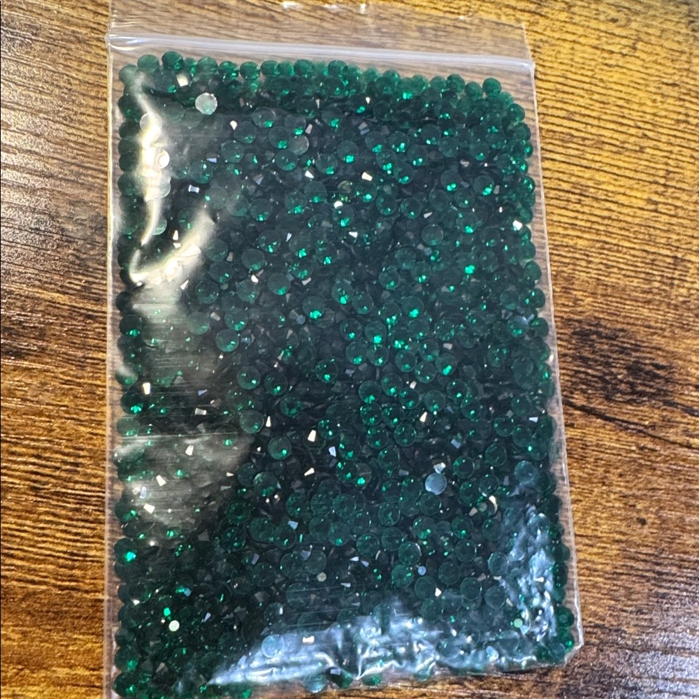 Emerald Green Glass flat back rhinestones - Picture 2 of 2